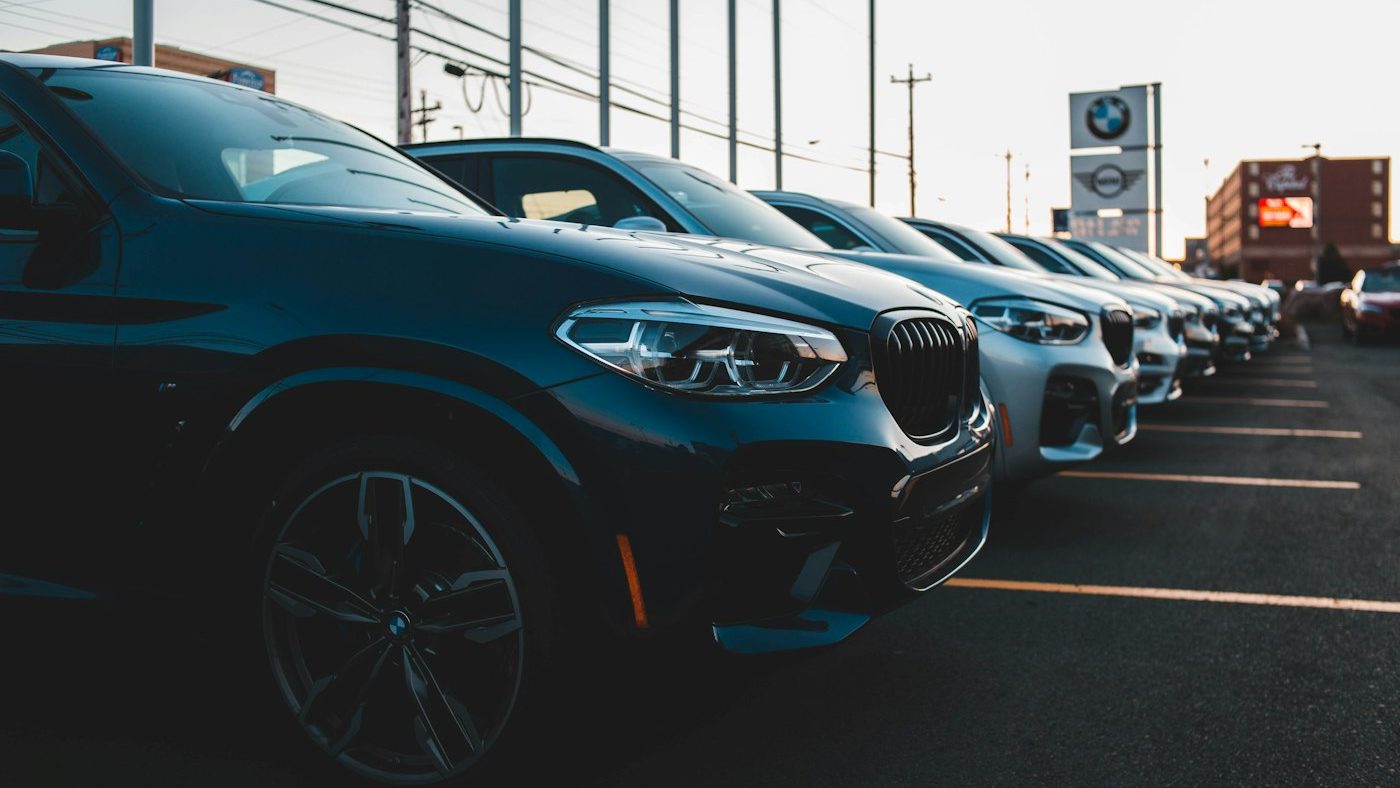 Fila de coches en batería en el patio de un concesionario